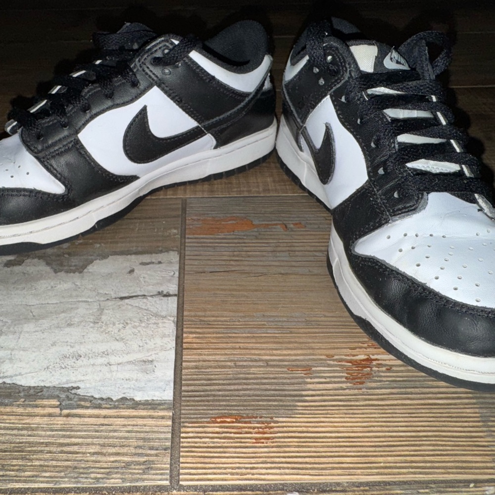 Nike Panda Dunks. 6Y.